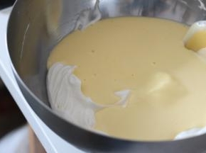 13. 翻拌好的面糊重新倒入蛋白盆中，继续用刮刀进行翻拌