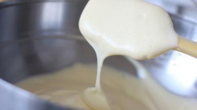 14. 最后我们得到的面糊是这种有张力和流动性的状态