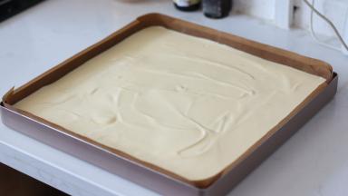 16. 面糊倒入烤盘，用刮板刮平表面。（不建议震盘，我就因为多震了几下力气大了些，毛巾面出现了几个坑。。）