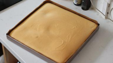 17. 放入预热好的烤箱中层，190℃烘烤5分钟之后直接转170℃烘烤13分钟（请确保你的烤箱温度是标准的）。