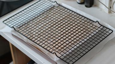 18. 表面铺油纸之后再扣一个晾架