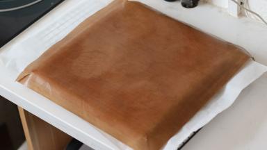 21. 撕掉的油布重新盖好，不要直接敞开晾，会让蛋糕体变干（变干一样会开裂）