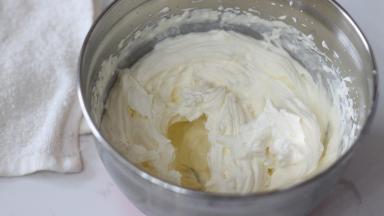 22. 冷藏过的淡奶油加入砂糖打至如图状态，要打的比较硬一些，橙子水分大，很容易让奶油变稀软