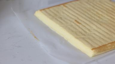 23. 蛋糕卷两端斜切，emmm ，不知道该怎么表达，就是两边是向同一个方向斜切。这样卷起的时候才可以顺利对接（我自己切的时候切错了。。尴尬）