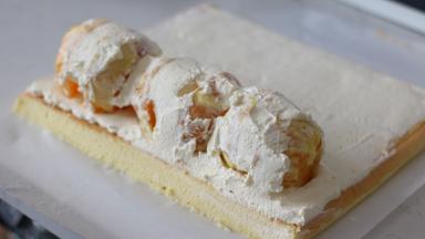 24. 蛋糕卷表面薄薄抹一层奶油，卷起端厚一些，收口处最薄。将橙子摆放好，空隙处用剩余的淡奶油填满（别用太大的橙子。。不然你会哭的，也可以用橘子替代，剥皮会省事很多）