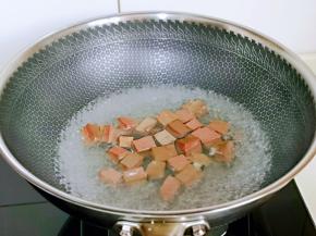 鸭血块焯水: 水烧开后，下鸭血，大火煮2分钟，捞出沥干水分。