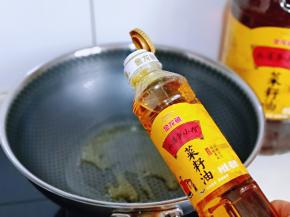 起锅，加入菜籽油。