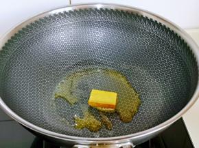 再加入咖喱块。