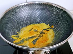 小火将咖喱块炒化。