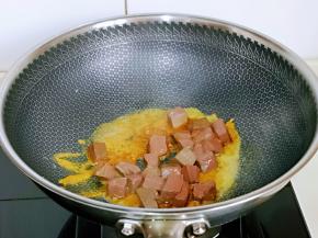 加入焯过水的鸭血块。