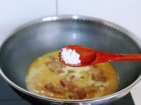 按个人口味加入盐，大火烧开，转中小火煮5分钟。