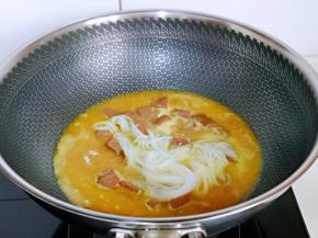 再加入泡软的粉丝，大火再次烧开关火。