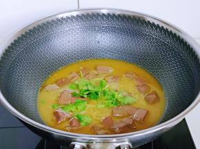 加入香菜段，借助余温烫熟即可。