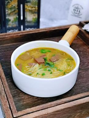 近看，浓浓的咖喱汤。