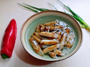 准备食材，蛏子买回来盐水泡1-2小时。