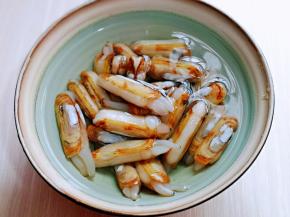 让它吐净泥沙，再次用清水冲洗。