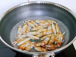 锅中烧开水，加入一点盐，下蛏子，煮至开口。