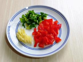 葱姜去皮切碎，辣椒切丁。