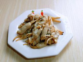 准备好的蛏肉，其实最好是把壳去掉再炒，这样更卫生。