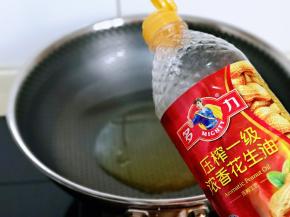 起锅，加入花生油。