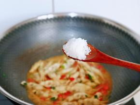 最后加入白砂糖，快速翻炒均匀，关火出锅。