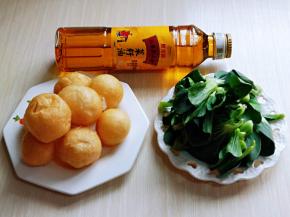 准备食材，菜芯洗干净。