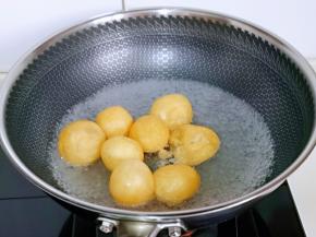 油面筋焯水，水烧开后，下入油面筋，烫软捞出即可。