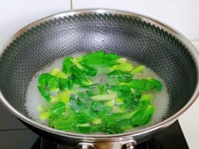 菜芯焯水，水开后下菜芯，大火烧开立刻捞出过冷水。