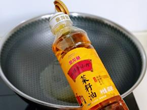 锅中加入菜籽油。