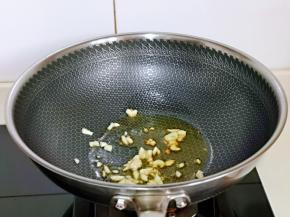 再加入切好的大蒜煸炒出香味。