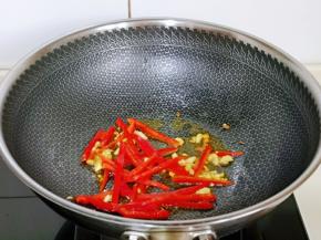 加入切好的红椒丝。