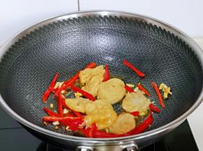 再加入烫过的油面筋。