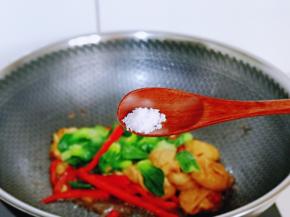 按个人口味加入盐，快速翻炒。