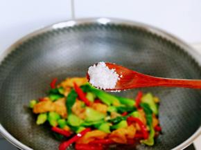 最后加入白砂糖提鲜，关火出锅。