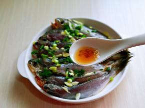 加入料酒，适当可以多一点，去腥。