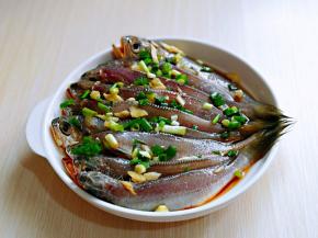 盖上保鲜膜，放入冰箱腌制2小时。(也可以早上上班之前腌制好放冰箱，下班回来做)