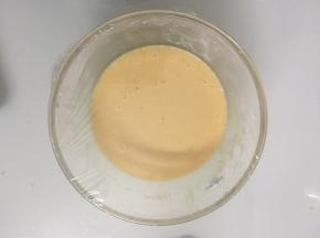 盖上保鲜膜，室温中静置45分钟，一定要静置哦！面糊在这个时间会发生变化，只有放置的面糊，才能产生漂亮的蜂巢