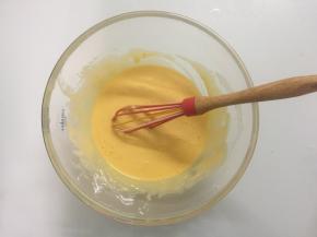 用手动打蛋器画圈搅拌，不要小心翼翼的用刮刀翻拌，这是因为面糊很稀不用担心面粉起筋