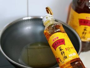 起锅，加入菜籽油。