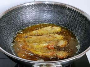 小火炸至金黄。