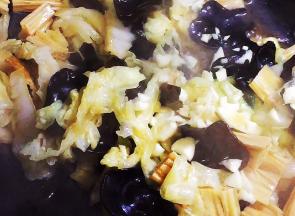 放入大蒜末，炒匀出锅