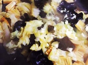 放入大蒜末，炒匀出锅