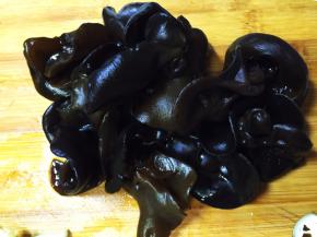 黑木耳泡发，洗净沥干水分