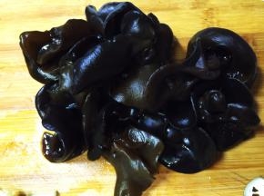 黑木耳泡发，洗净沥干水分