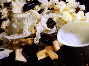 放盐调味，继续炒片刻