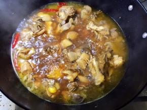 大火烧开后转中火炖40分钟，至鸡块炖熟