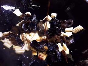 放入生抽翻炒片刻