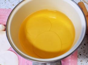 将擀好的饺子皮泡入玉米油中一小时