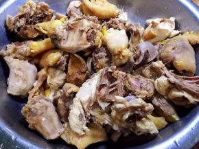 焯水后的鸡块捞出洗净，沥干水分