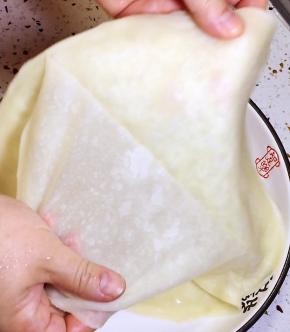 蒸熟的饼趁热揭开